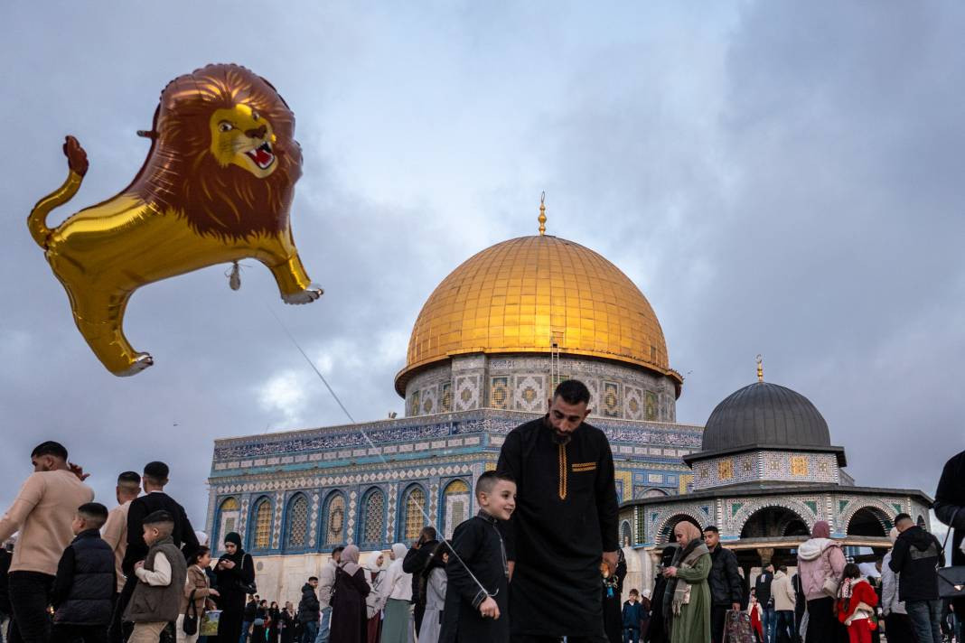 İsrail’in kısıtlamalarına rağmen akın ettiler: 120 Bin Filistinli Mescid-i Aksa’da saf tuttu - Resim: 7